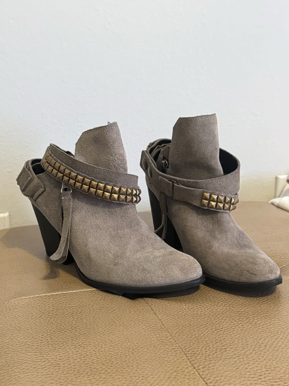Kaanas Genuine Gray Suede Ankle Booties Size 7